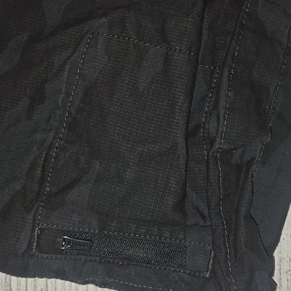 Vuori Women's Ripstop Shorts Black Camo Size L - Picture 11 of 12